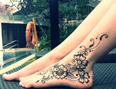 Paprasti „Mehndi“ modeliai kojoms
