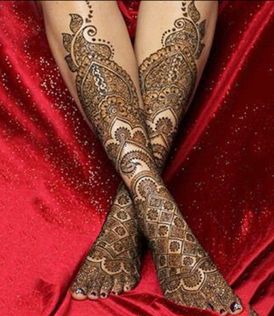 Sudėtingas gėlių Mehndi dizainas kojoms