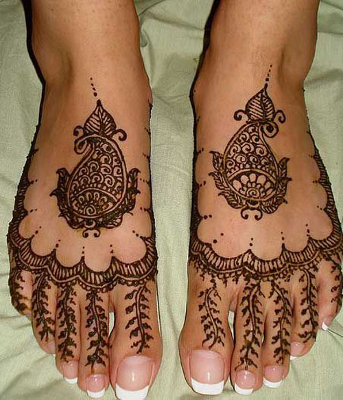 Paprasti pėdų Mehndi dizainai