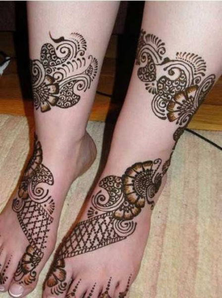 Elegantiški tinklinio tipo pėdų „Mehndi“ dizainai