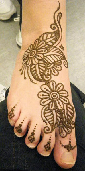 Paprastas „Mehndi“ dizainas pėsčiomis