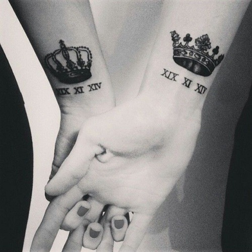 Karaliaus ir karalienės karūna ir skaitinė tatuiruotė