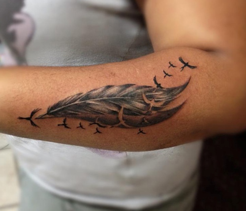 Plunksnos su paukščių tatuiruote