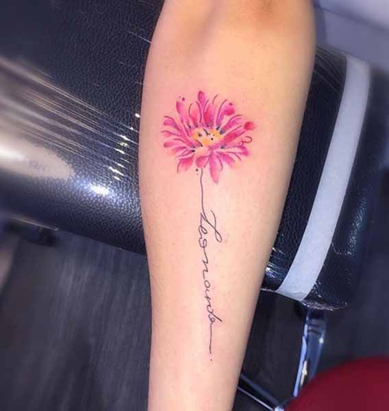 Gerberos gėlių tatuiruotė su vardu