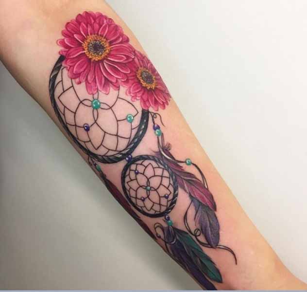 Gerberos gėlė su svajonių gaudyklės tatuiruote