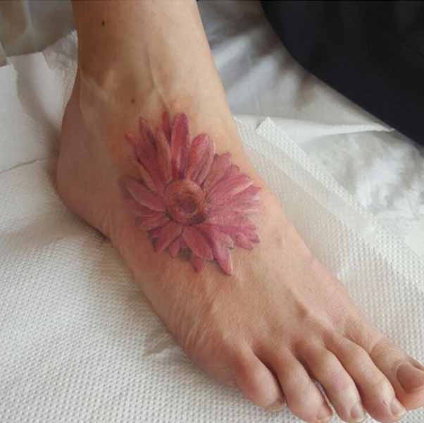 Nuostabi Gerberos tatuiruotė ant kojų