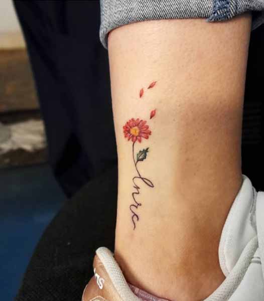 Maža Gerbera Daisy tatuiruotė ant kojų