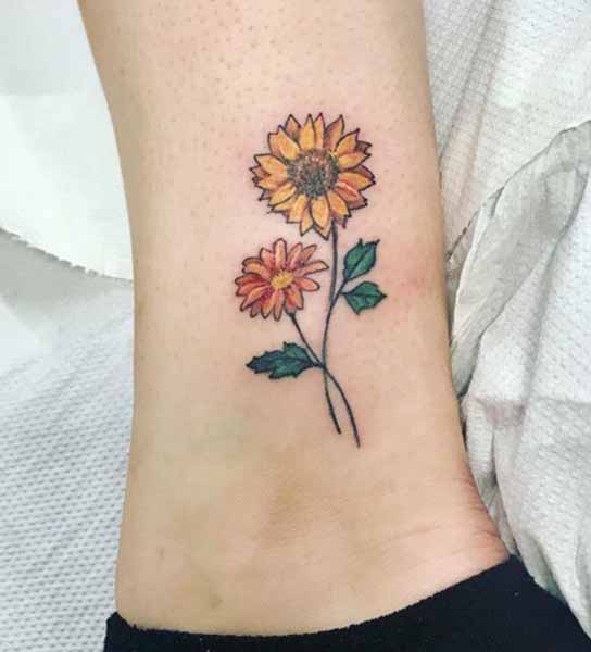 Gerbera Daisy tatuiruotės dizainas ant kulkšnies