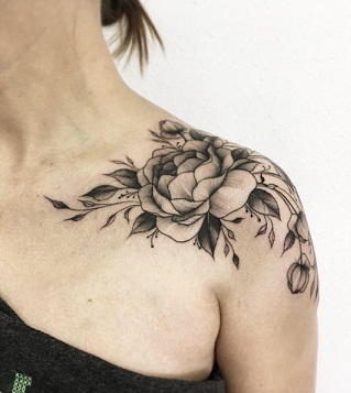 Bijūnų gėlių tatuiruotė ant peties kaklo