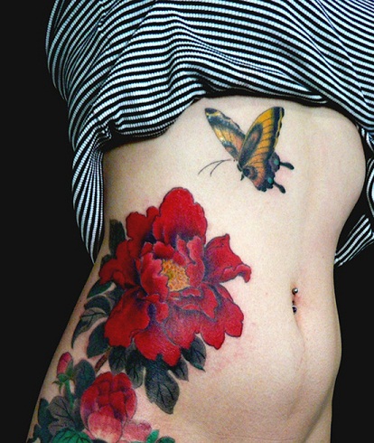 Raudono bijūno tatuiruotė ant kūno