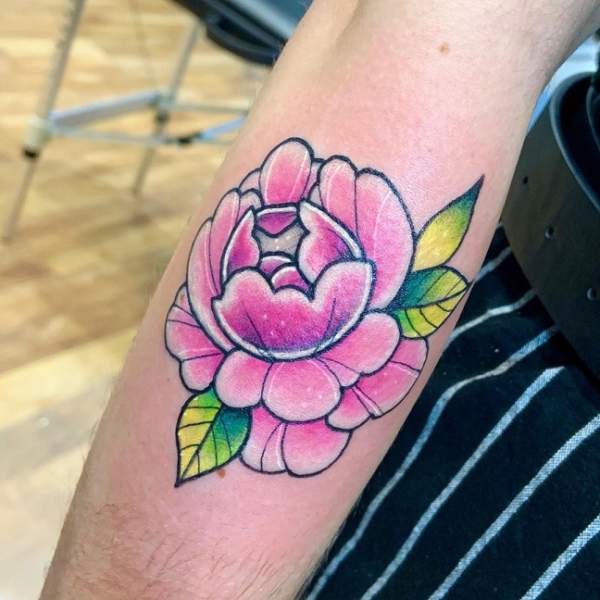 Rožinė bijūnų tatuiruotė