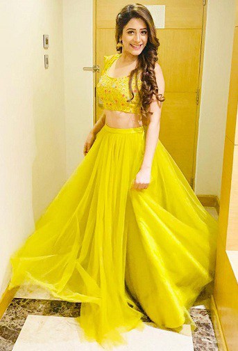 Geltonas „Lehenga Choli“ dizainas sužadėtuvėms