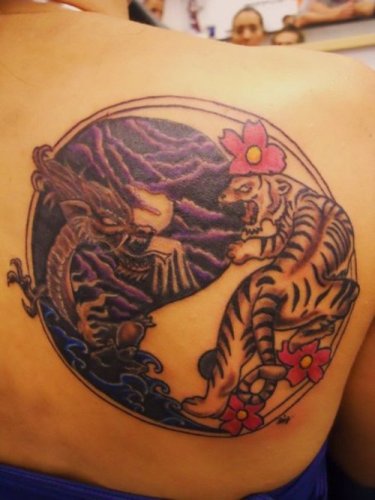 „Dragon vs Tiger Yin Yang“ tatuiruotė