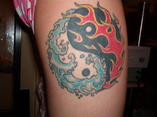 Ugnies ir vandens Yin Yang tatuiruotės dizainas