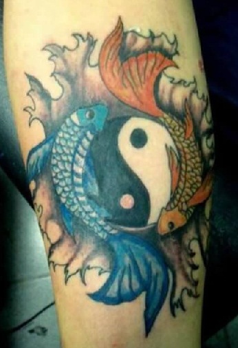 Žuvys daro Yin Yang tatuiruotę