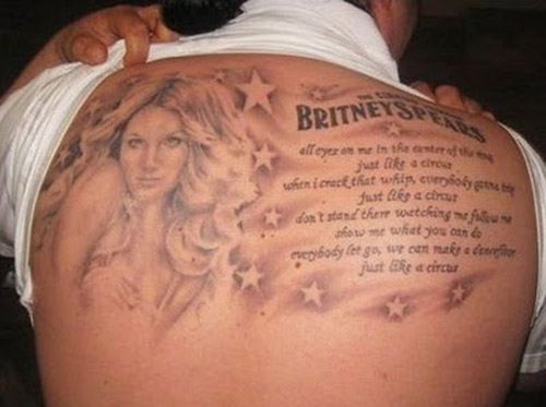 Britney Spears juokinga tatuiruotė atgal