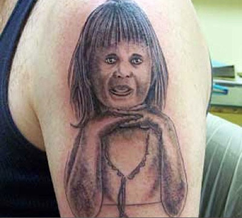 Neteisingas kūdikio portretas Juokingas tatuiruotės dizainas ant rankos