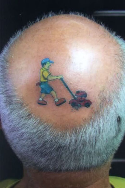 Plikos galvos juokinga tatuiruotė seniems vyrams