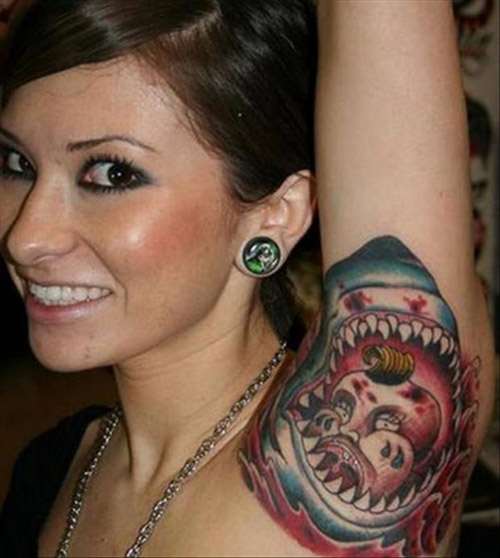 Juokingas moterų pažastų tatuiruotės dizainas