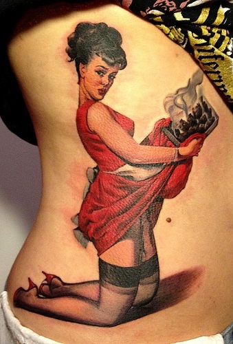 Seksualus „Pin Up Girl“ juokingas tatuiruotės dizainas