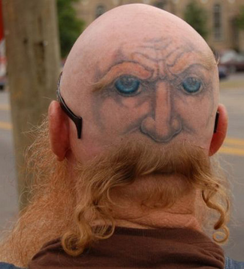 Juokinga galvos tatuiruotė vyrams