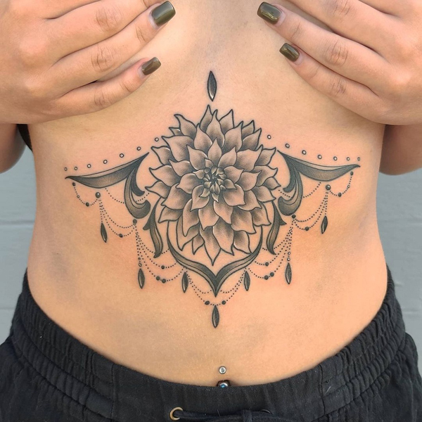 Stilinga Dahlia tatuiruotė ant skrandžio