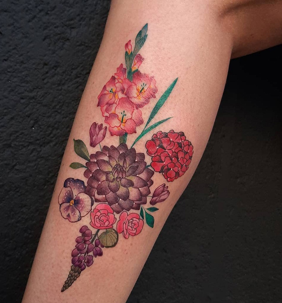 Raudonos ir violetinės jurginų tatuiruotė ant kojos