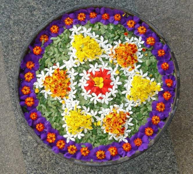 Spalvingi gėlių Rangoli vandenyje