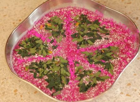 Rangoli'yi Suda Bırakır