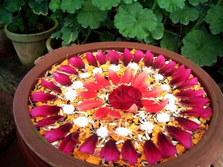 Suda Dairesel Şekilli Çiçek Rangoli