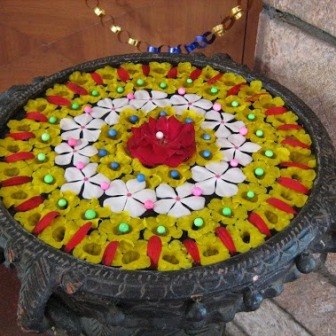 Su Üzerinde Yapay Çiçek Rangoli Tasarımları