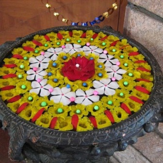 Dirbtinių gėlių Rangoli dizainas ant vandens