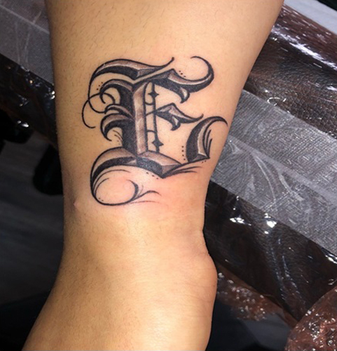 Bold E raidžių tatuiruotės dizainas