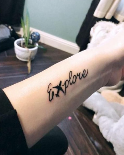 Nuotykių kupina E raidės tatuiruotė ant rankos