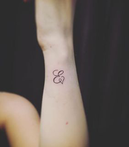 Išraiškinga E raidžių tatuiruotė