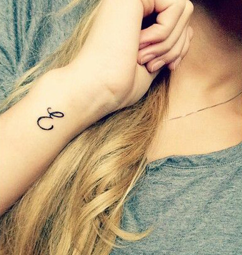 Mielas E raidžių tatuiruotės dizainas