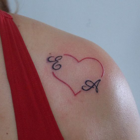 „Hearty Couples E“ raidės tatuiruotė