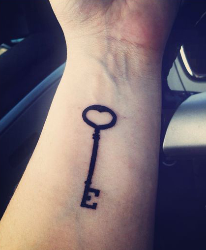Įspūdinga E raidžių tatuiruotė su raktu