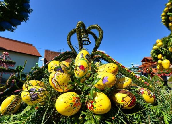 Πασχαλινή βρύση στη γαλλική Ελβετία κίτρινα πασχαλινά αυγά