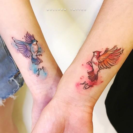 170 δημιουργικές ιδέες τατουάζ αδελφών και εμπνεύσεις μπλε και κόκκινη αδελφή ακουαρέλα πουλιών