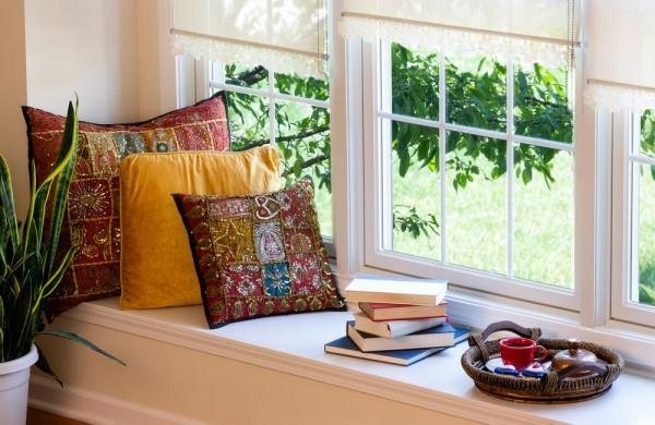 Δημιουργήστε μια γωνιά ανάγνωσης ρίξτε μαξιλάρια με μια όμορφη μαξιλαροθήκη