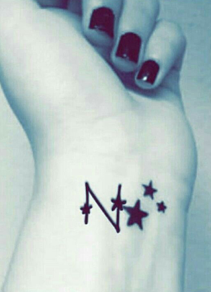 Žvaigždėtas N raidžių tatuiruotės dizainas