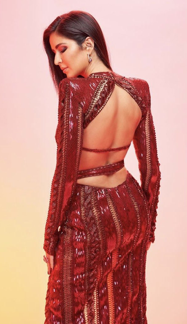 Katrina Kaif'in Cesur Backless Resmi