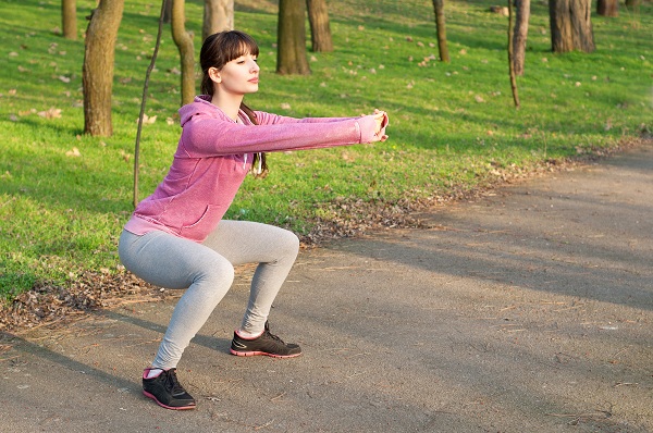 Squat Egzersizleri - uyluk yağından kurtulmak için egzersizler