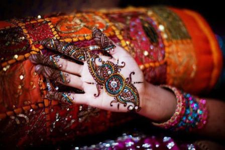 „Mehndi“ dizainas su karoliukais arba „Bindis“