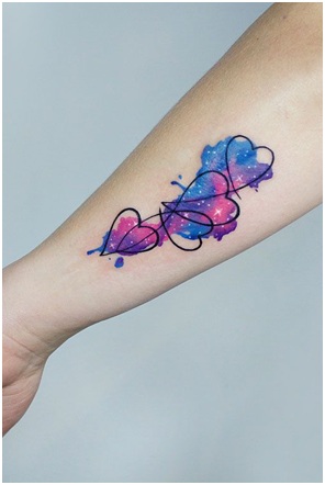 Širdies tatuiruotė su spalvotu purslu