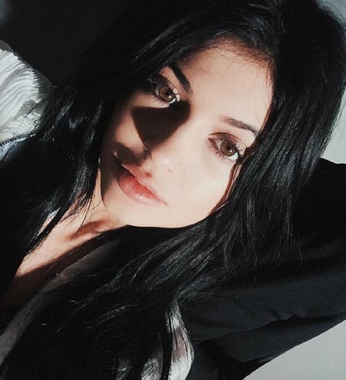 Kylie Jenner be makiažo 9