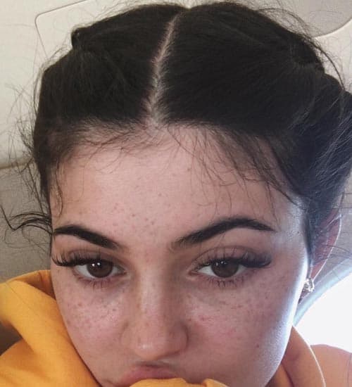 Kylie Jenner be makiažo 5