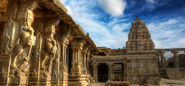 Lepakshi'deki Veerabhadra Tapınağı