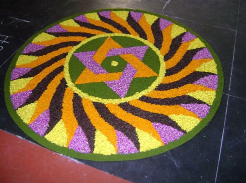 Patrauklus gėlių Rangoli dizainas